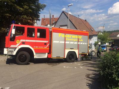 Benningen: Mercedes faehrt gegen Mauer - Passant und Fahrer verletzt